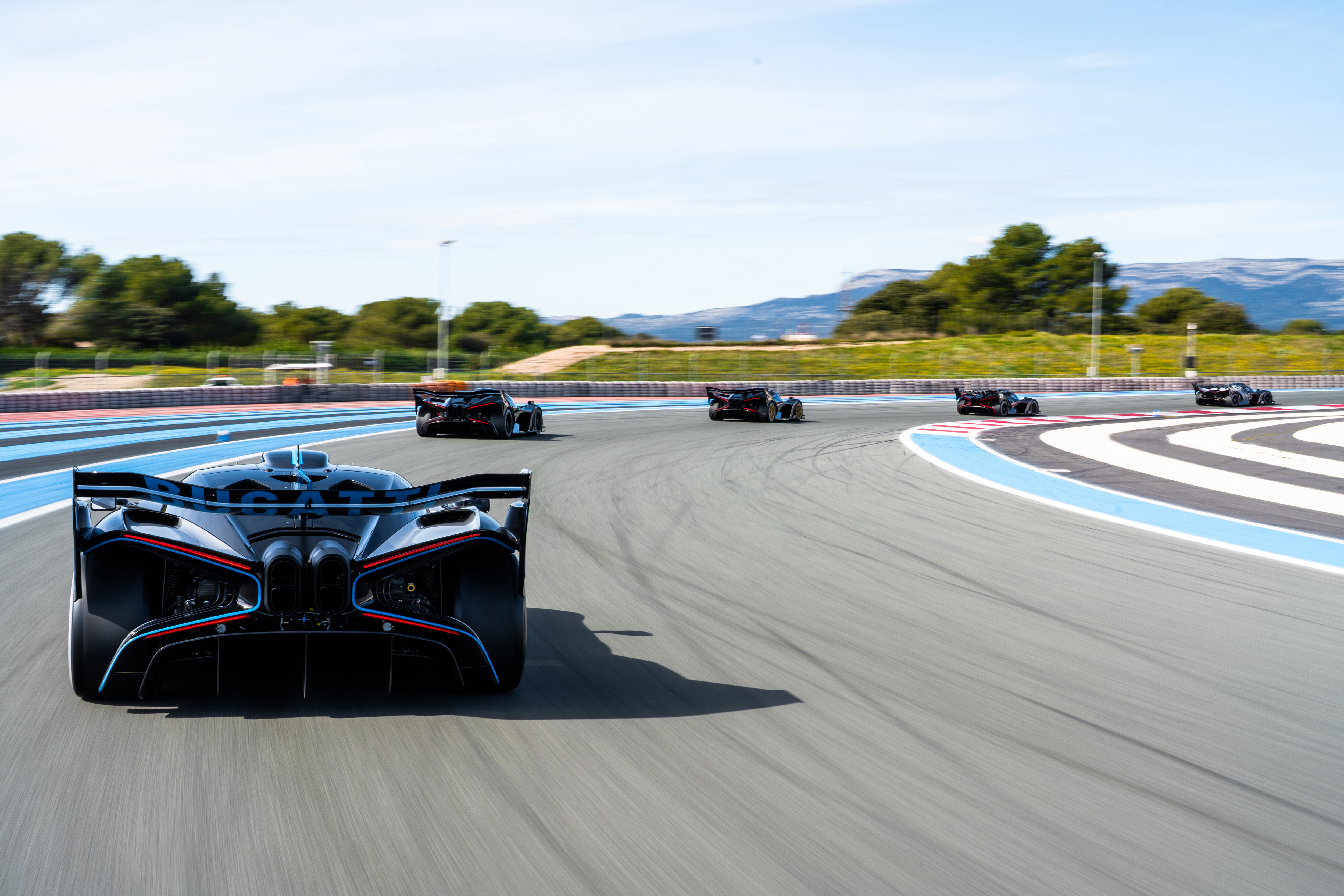 An impressive end to a unique day. The four customer vehicles and the Bolide 'Équipe Pur Sang' in formation.​